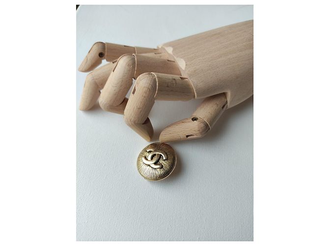 Spilla Chanel Rotonda con Logo Dorata in Metallo D'oro - vista 2