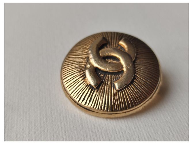 Spilla Chanel Rotonda con Logo Dorata in Metallo D'oro - vista 3