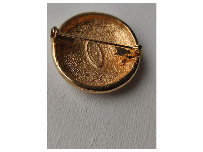 Spilla Chanel Rotonda con Logo Dorata in Metallo D'oro - vista 5