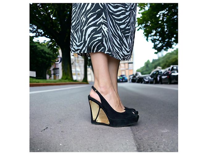 Sandali con zeppa Gucci in camoscio nero con plateau Silver hardware - vista 3