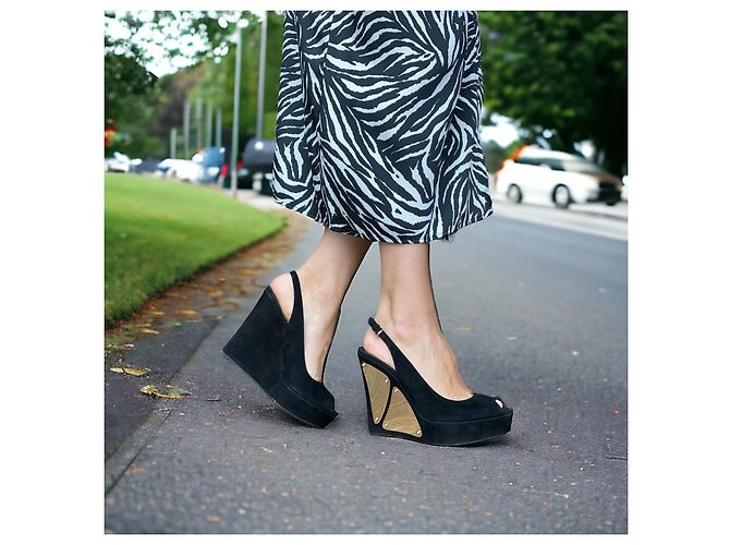 Sandali con zeppa Gucci in camoscio nero con plateau Silver hardware - vista 5