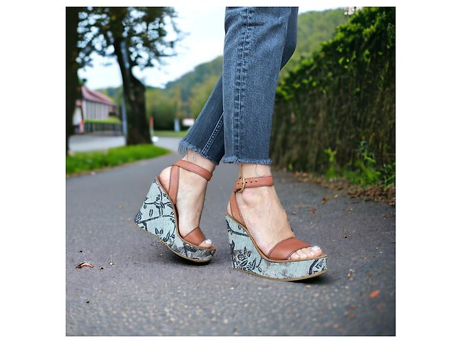 Sandali con zeppa Miu Miu in pelle marrone e tela con stampa floreale - vista 5