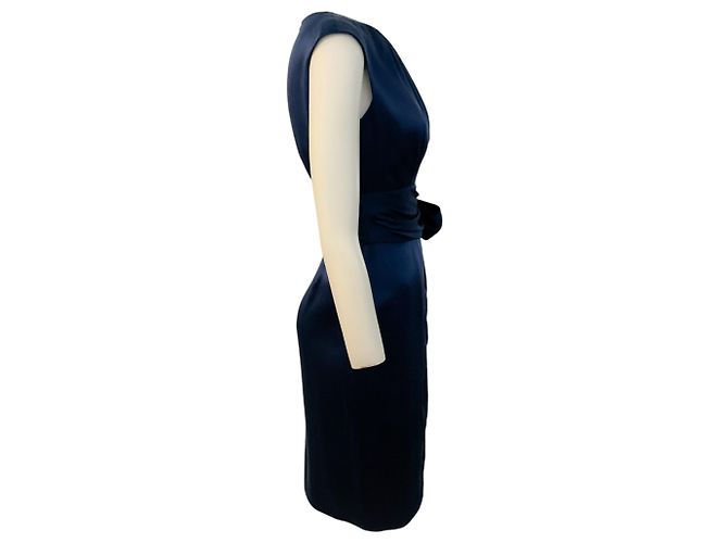 Carolina Herrera, Marineblaues Seidenkleid mit Bindeband in der Taille - Ansicht 2
