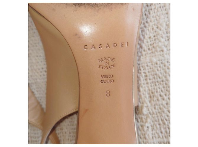 Casadei Pumps aus Leder in Beige mit Riemchen - Ansicht 11