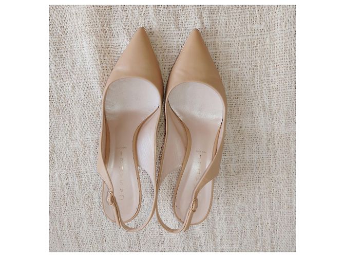 Casadei Pumps aus Leder in Beige mit Riemchen - Ansicht 5