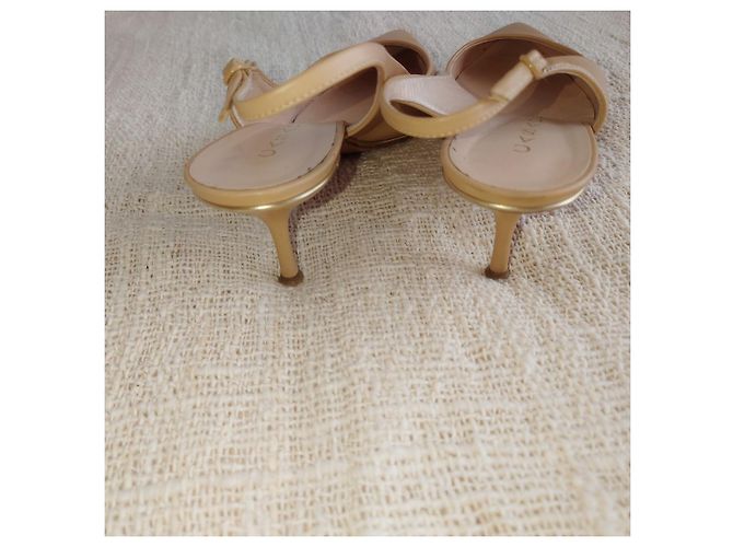 Casadei Pumps aus Leder in Beige mit Riemchen - Ansicht 7