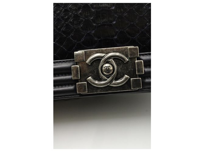 Borsa media da ragazzo Chanel con patta in pelle di pitone blu navy - vista 13
