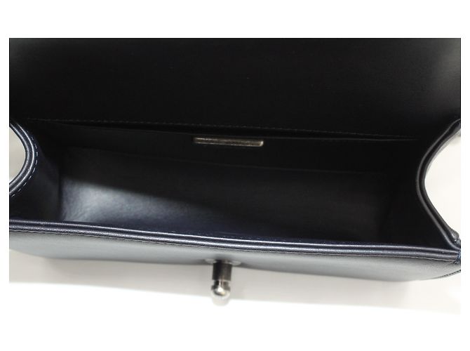 Borsa media da ragazzo Chanel con patta in pelle di pitone blu navy - vista 15