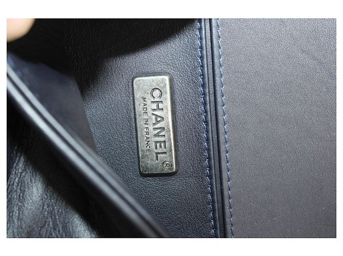 Borsa media da ragazzo Chanel con patta in pelle di pitone blu navy - vista 17