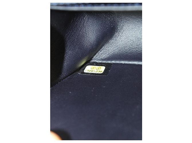Borsa media da ragazzo Chanel con patta in pelle di pitone blu navy - vista 18