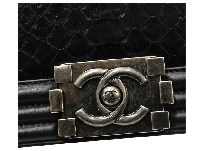 Borsa media da ragazzo Chanel con patta in pelle di pitone blu navy - vista 4