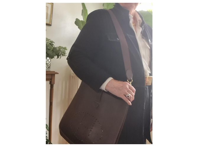 Borsa a tracolla Hermès Evelyne in Pelle Marrone Scuro - vista 3