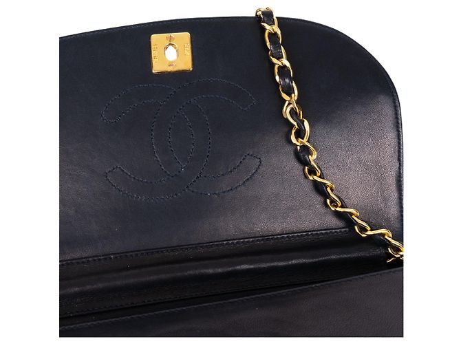 Pele de cordeiro acolchoada Chanel 24Bolsa Meia Lua K Dourada com Aba Única Azul - vista 10