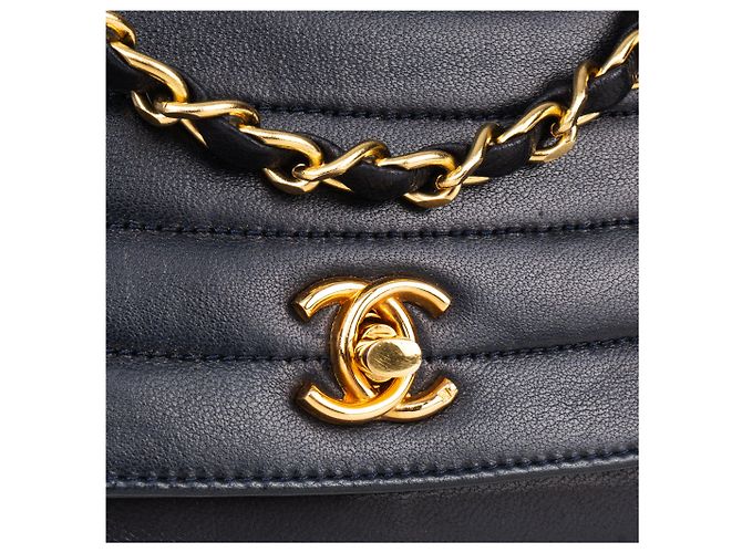 Pele de cordeiro acolchoada Chanel 24Bolsa Meia Lua K Dourada com Aba Única Azul - vista 3