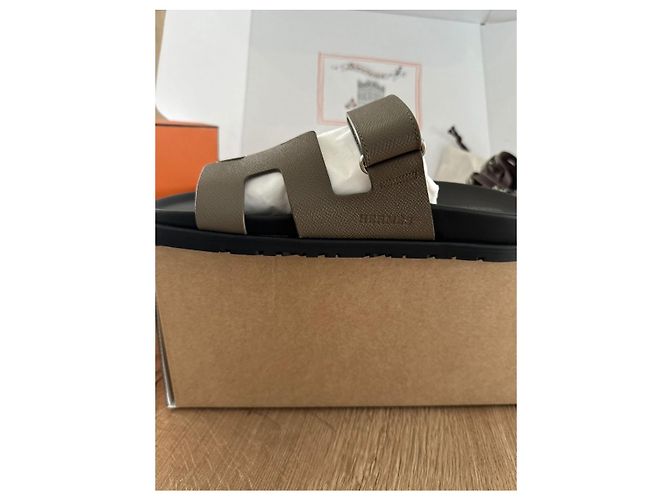 Hermès Pantoletten Taupe - Ansicht 2