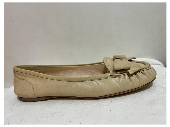 Prada Sapatilhas de couro estilo mocassim em bege - vista 2