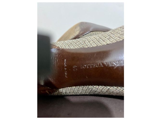 Bottega Veneta Décolleté in tweed beige e marrone e pelle di coccodrillo. - vista 6