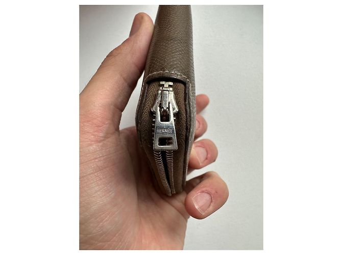 Silk In Hermès Brieftasche Seide in Grau Hellbraun Silber Hardware - Ansicht 10