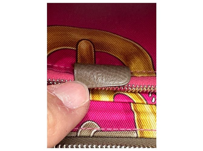 Silk In Hermès Brieftasche Seide in Grau Hellbraun Silber Hardware - Ansicht 11