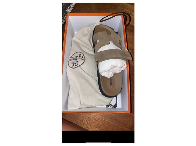 Sandali Hermès Chypre in scamosciato marrone beige Caramello Cammello - vista 2