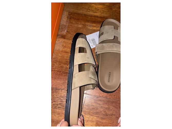 Sandali Hermès Chypre in scamosciato marrone beige Caramello Cammello - vista 5