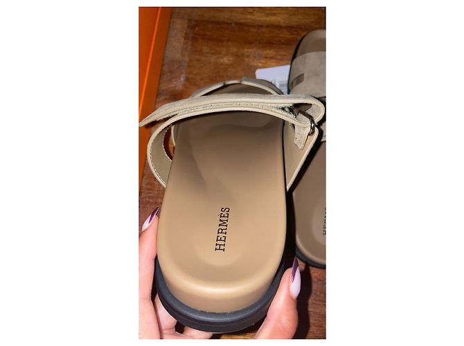 Sandali Hermès Chypre in scamosciato marrone beige Caramello Cammello - vista 7