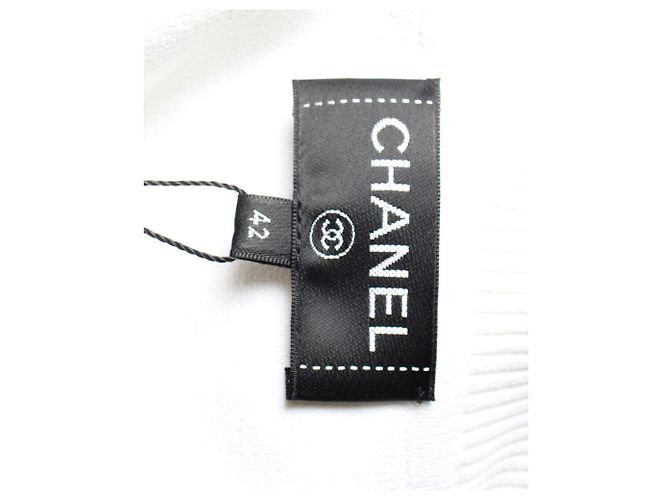 Timeless Chanel Knit Blouson Jacket in White Rayon - view 4