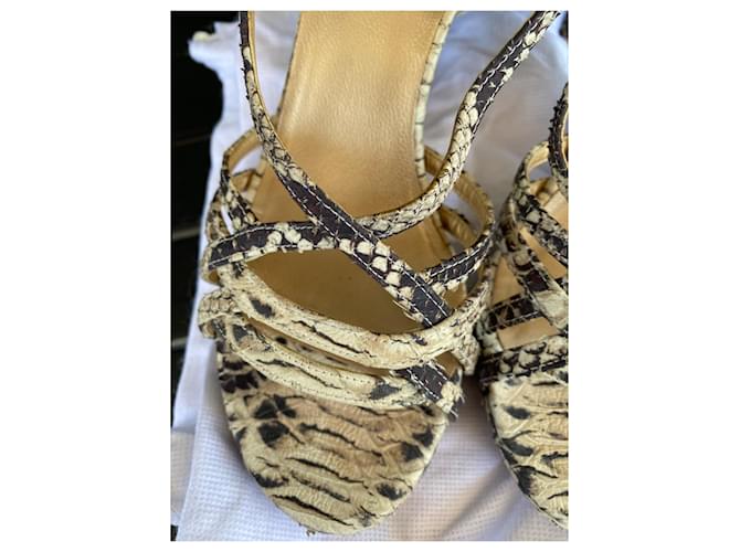 Sandali creati da Stuart Weitzman in stile pitone. Stampa python - vista 10