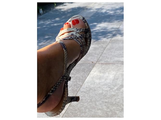 Sandali creati da Stuart Weitzman in stile pitone. Stampa python - vista 12
