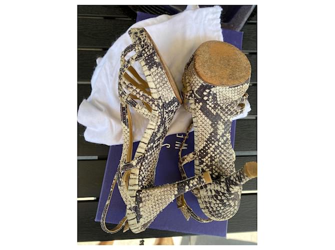 Sandali creati da Stuart Weitzman in stile pitone. Stampa python - vista 13