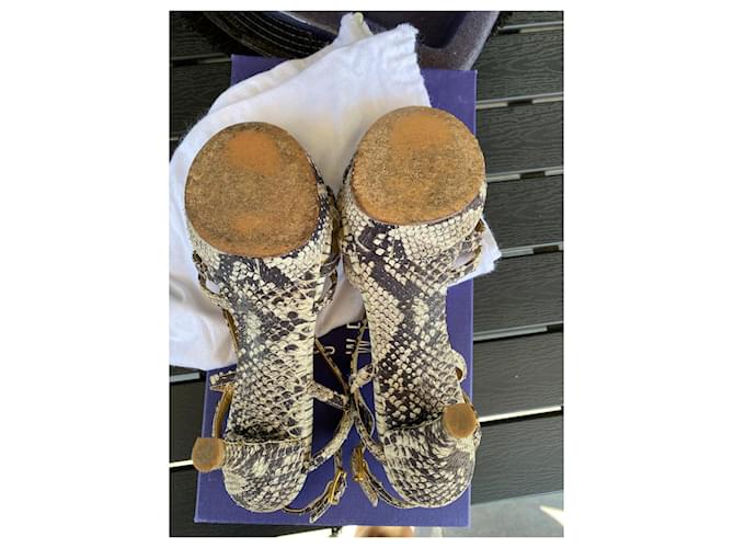 Sandali creati da Stuart Weitzman in stile pitone. Stampa python - vista 14