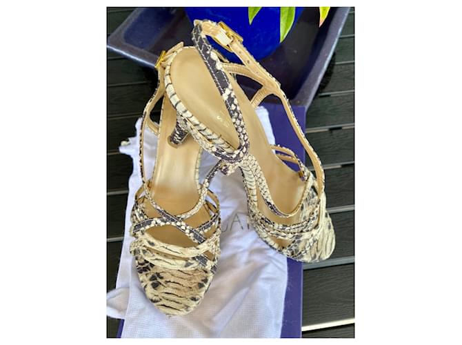 Sandali creati da Stuart Weitzman in stile pitone. Stampa python - vista 2