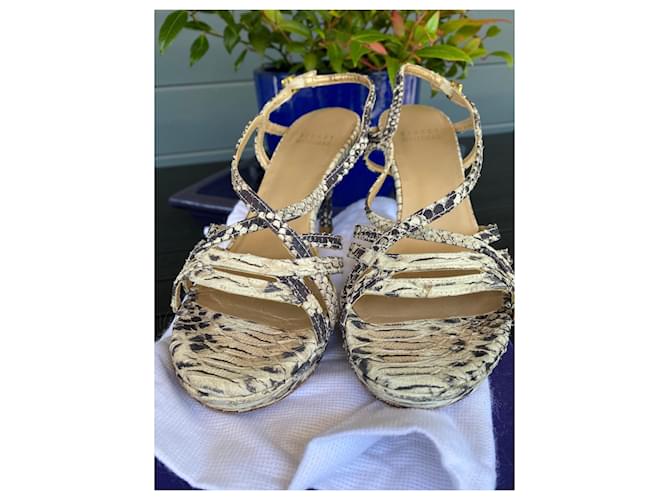 Sandali creati da Stuart Weitzman in stile pitone. Stampa python - vista 3