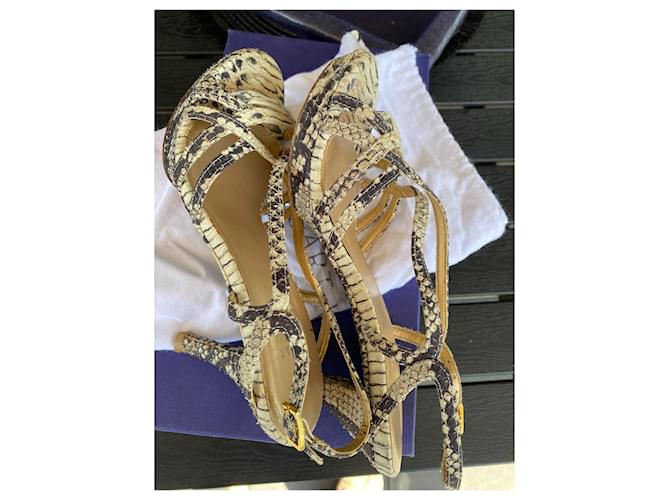 Sandali creati da Stuart Weitzman in stile pitone. Stampa python - vista 5