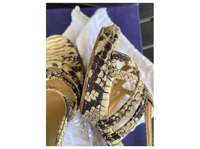 Sandali creati da Stuart Weitzman in stile pitone. Stampa python - vista 6