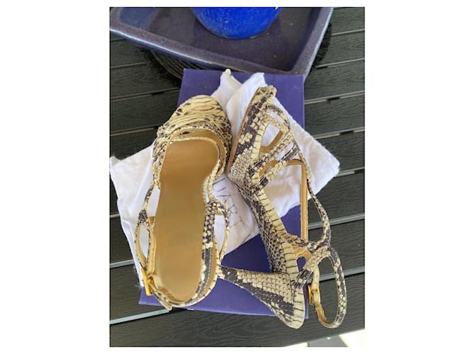 Sandali creati da Stuart Weitzman in stile pitone. Stampa python - vista 9