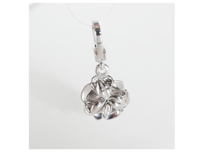 Ciondoli Chanel Camelia in 18K oro bianco - vista 4