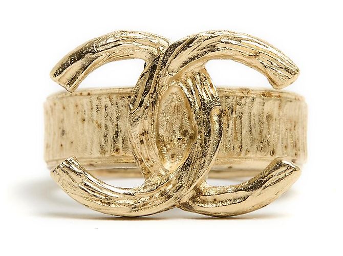 Conjunto Chanel de pendientes con clips dorados con CC y anillo TDD52 US6. - vista 2