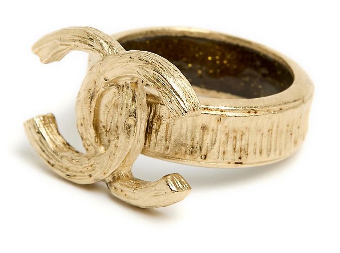 Conjunto Chanel de pendientes con clips dorados con CC y anillo TDD52 US6. - vista 3