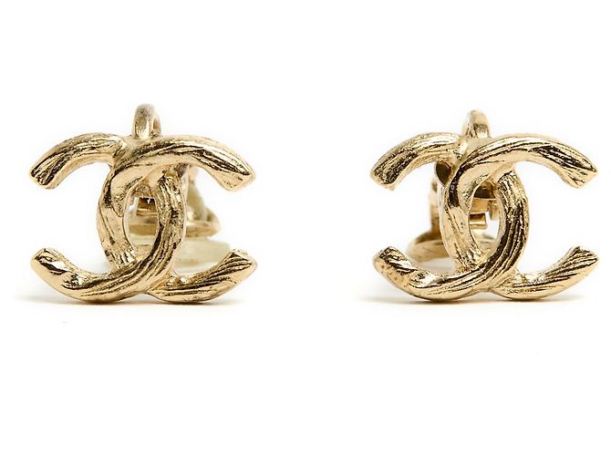 Conjunto Chanel de pendientes con clips dorados con CC y anillo TDD52 US6. - vista 6
