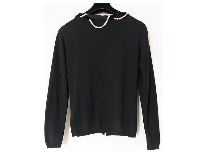 Moschino Cheap and Chic Strickjacke in Schwarz mit einer Verzierung aus einer weißen Perlenkette. - Ansicht 2