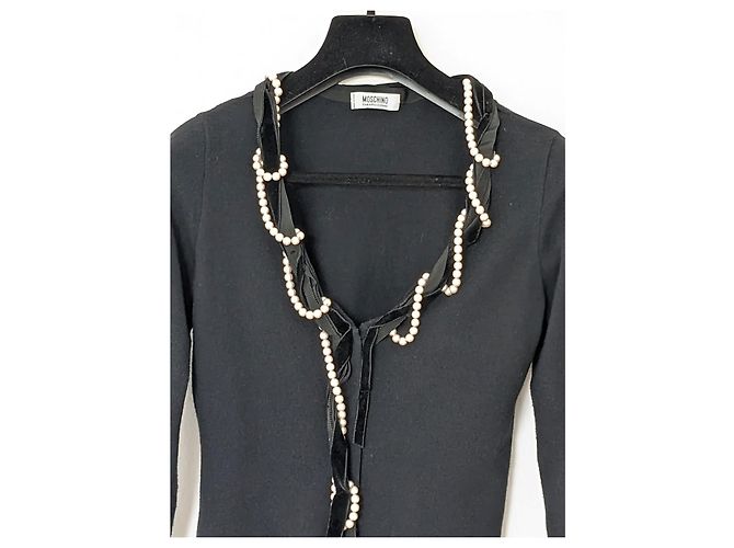 Moschino Cheap and Chic Strickjacke in Schwarz mit einer Verzierung aus einer weißen Perlenkette. - Ansicht 3
