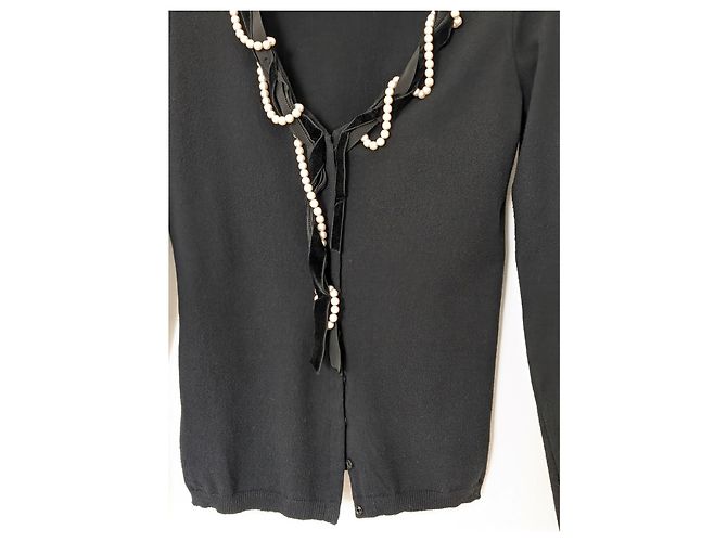 Moschino Cheap and Chic Strickjacke in Schwarz mit einer Verzierung aus einer weißen Perlenkette. - Ansicht 4