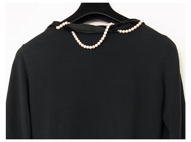 Moschino Cheap and Chic Strickjacke in Schwarz mit einer Verzierung aus einer weißen Perlenkette. - Ansicht 5