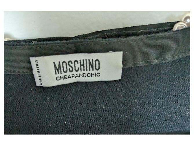 Moschino Cheap and Chic Strickjacke in Schwarz mit einer Verzierung aus einer weißen Perlenkette. - Ansicht 6