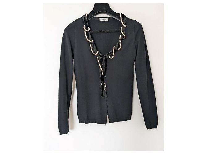 Moschino Cheap and Chic Strickjacke in Schwarz mit einer Verzierung aus einer weißen Perlenkette. - Ansicht 7