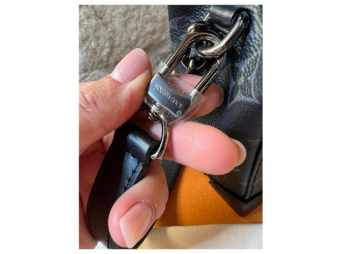 Louis Vuitton Nano Steamer

Louis Vuitton Nano Steamer Schwarz - Ansicht 14