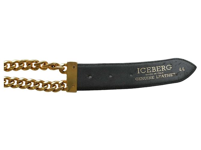 Cinto Iceberg de couro preto com fivela redonda dourada e correntes Gold hardware - vista 5
