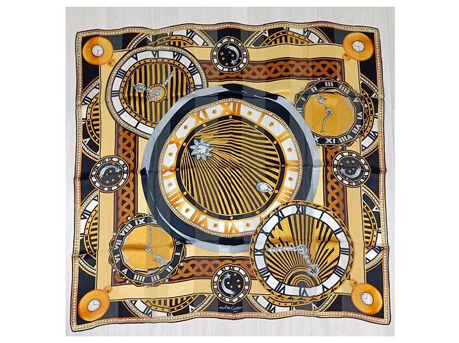 Sciarpa vintage Must de Cartier in seta anni Novanta con orologi Nero Giallo - vista 2