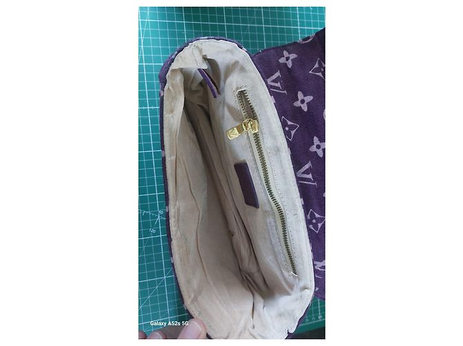 Borsa a mano Louis Vuitton Irvine in pelle e velluto viola Porpora - vista 7